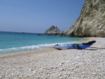 plage de galets, Corfou en kayak de mer