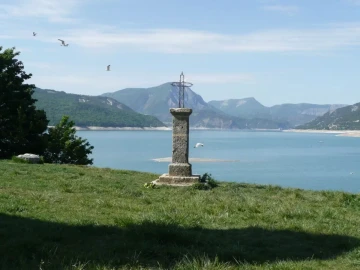 Lac de Serre Ponçon, près de la chapelle