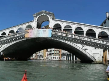 Venise, le Rialto vue du kayak