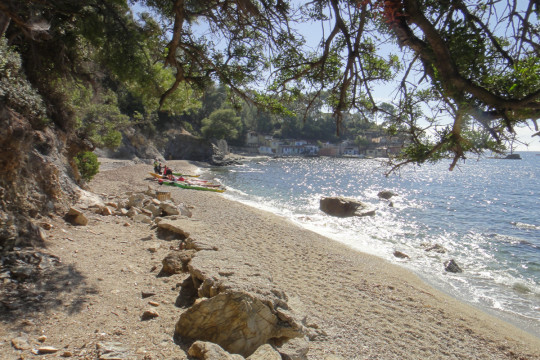 Pause kayak sur la côte varoise - photo L. Chatenet